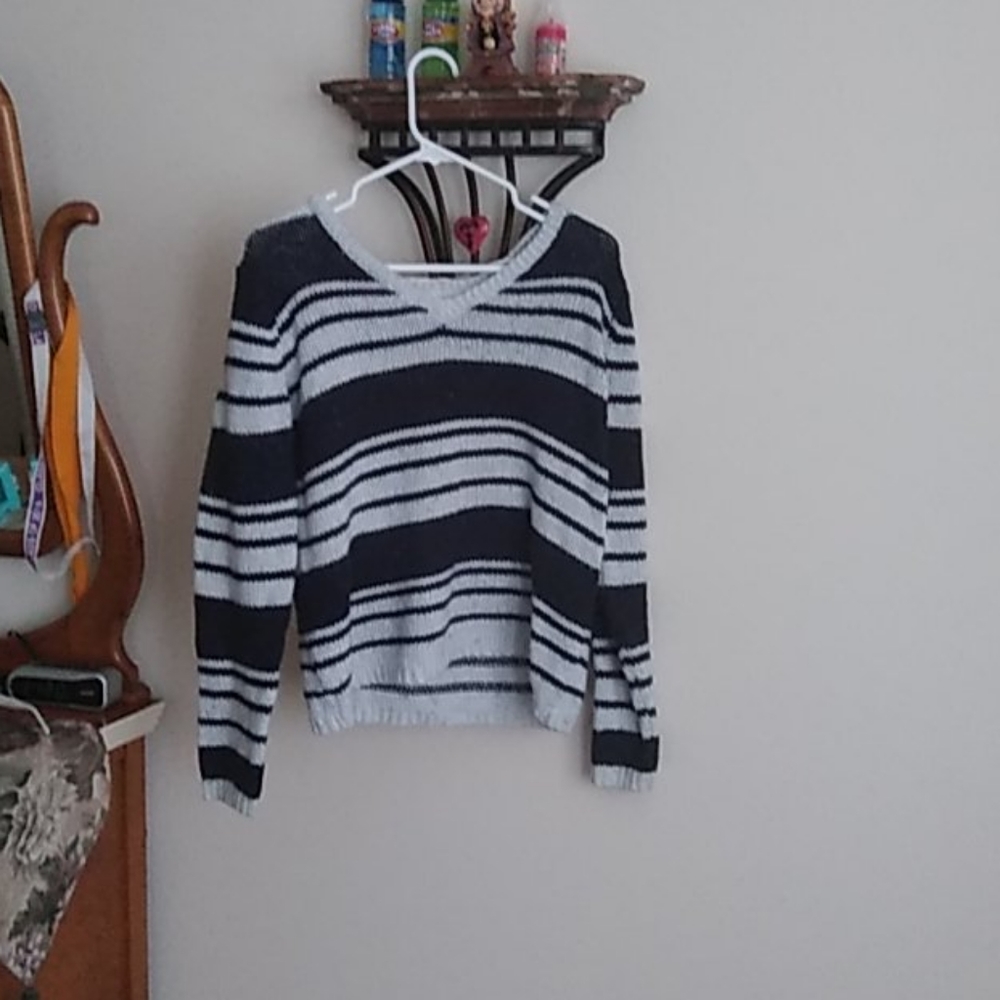 Bule and white long sleeve shirt